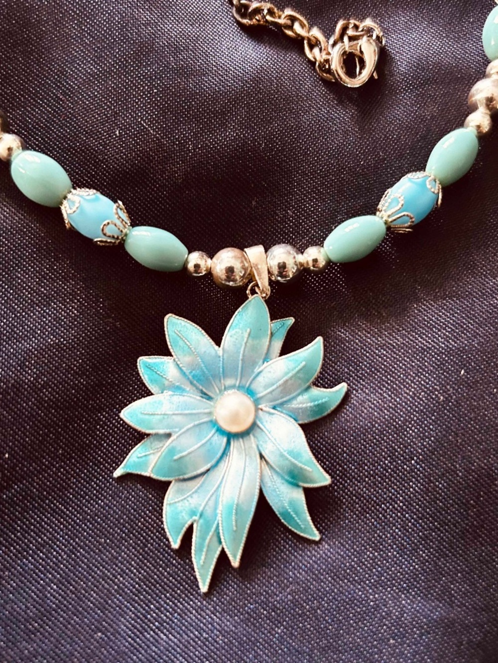 NECKLACE METAL BLUE/WHITE FLOWER WITH BLUES & SILVER TONE BEADS ON SILVER TONE
